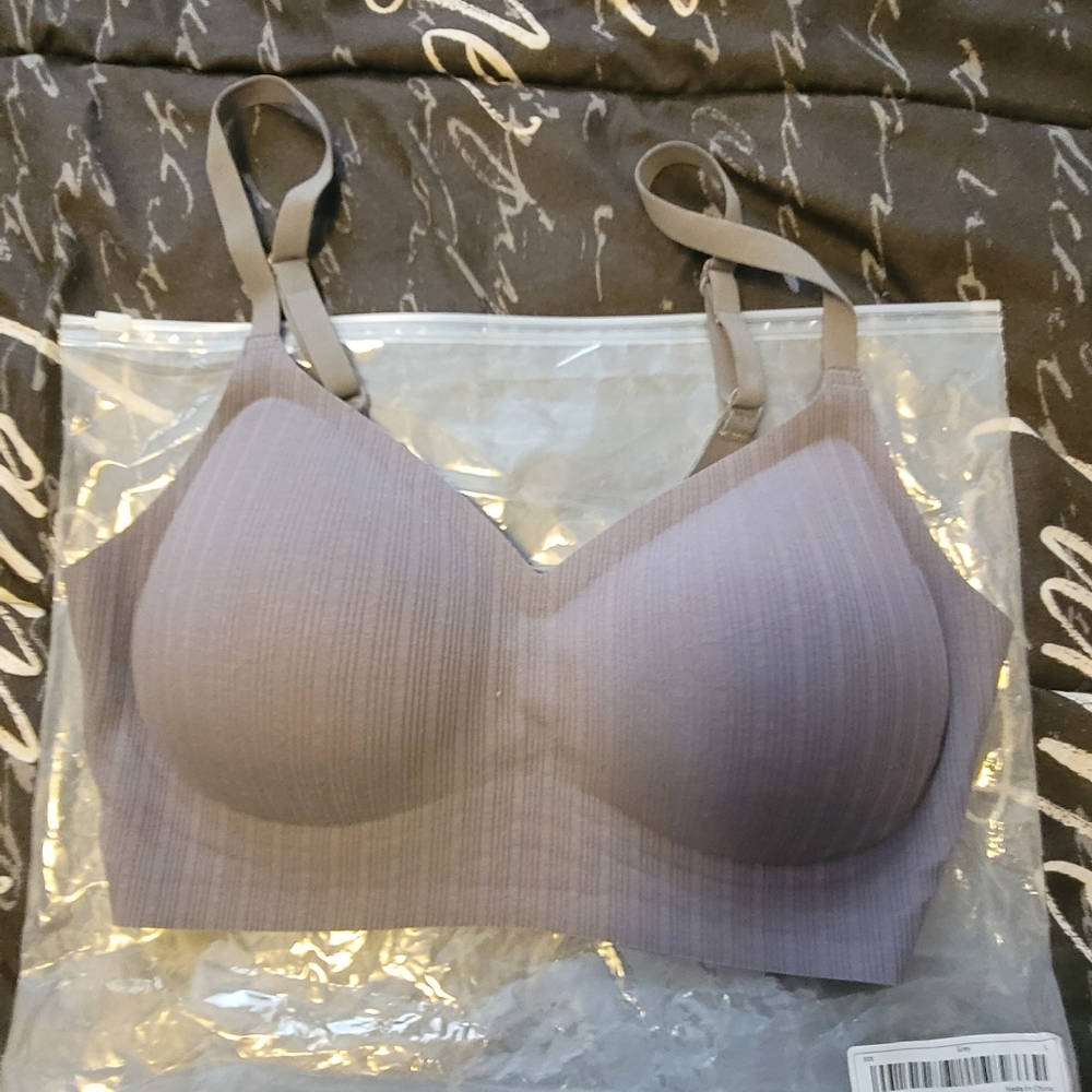 Sports BRA Large, brand new, not sure of number of bra, just know its a Large.